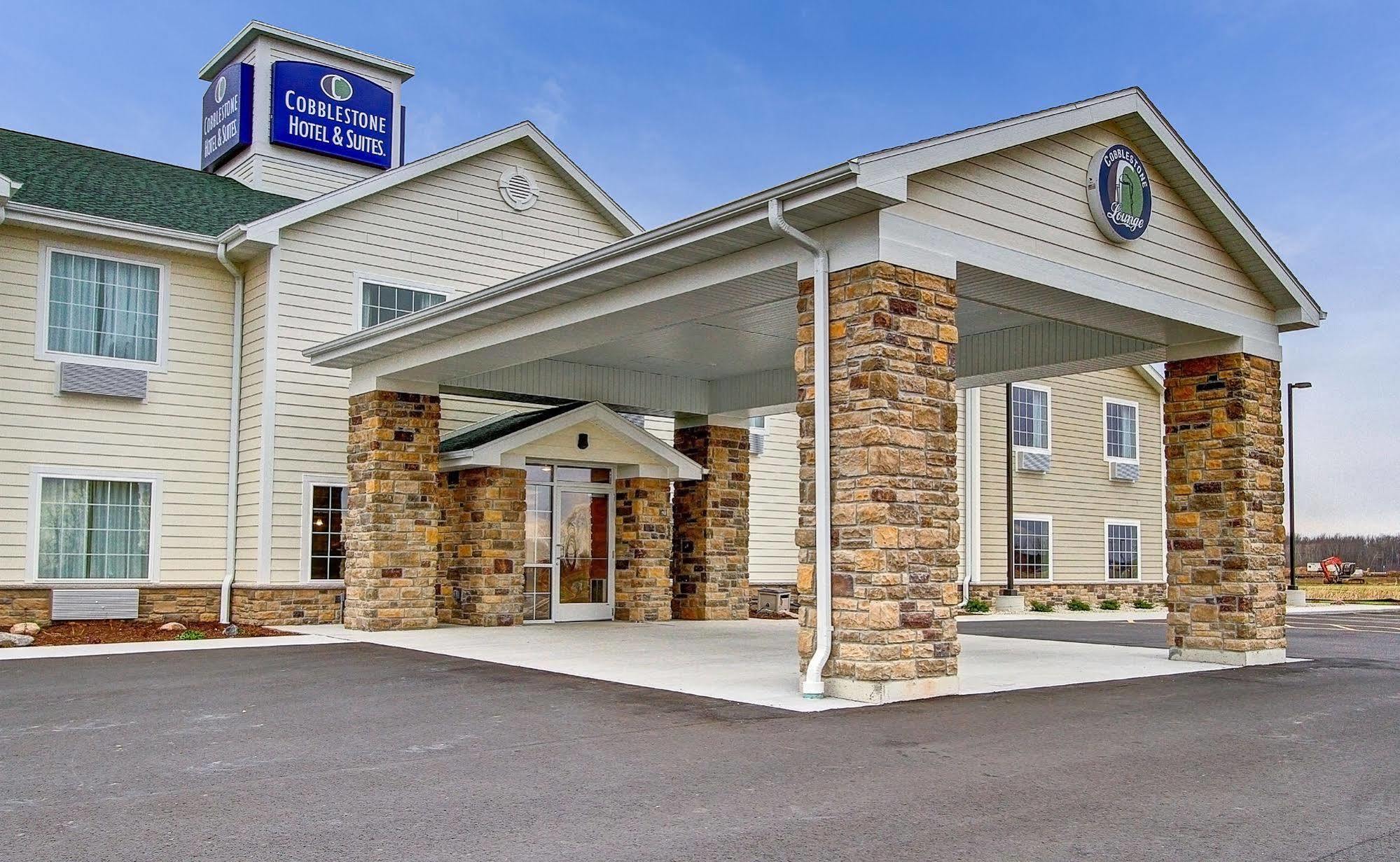 Cobblestone Hotel & Suites Pulaski/Green Bay Exterior photo